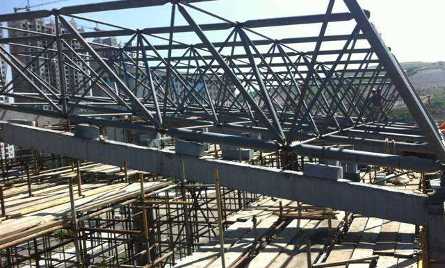 杨浦简述网架公司的黑色压型钢板的吊装步履